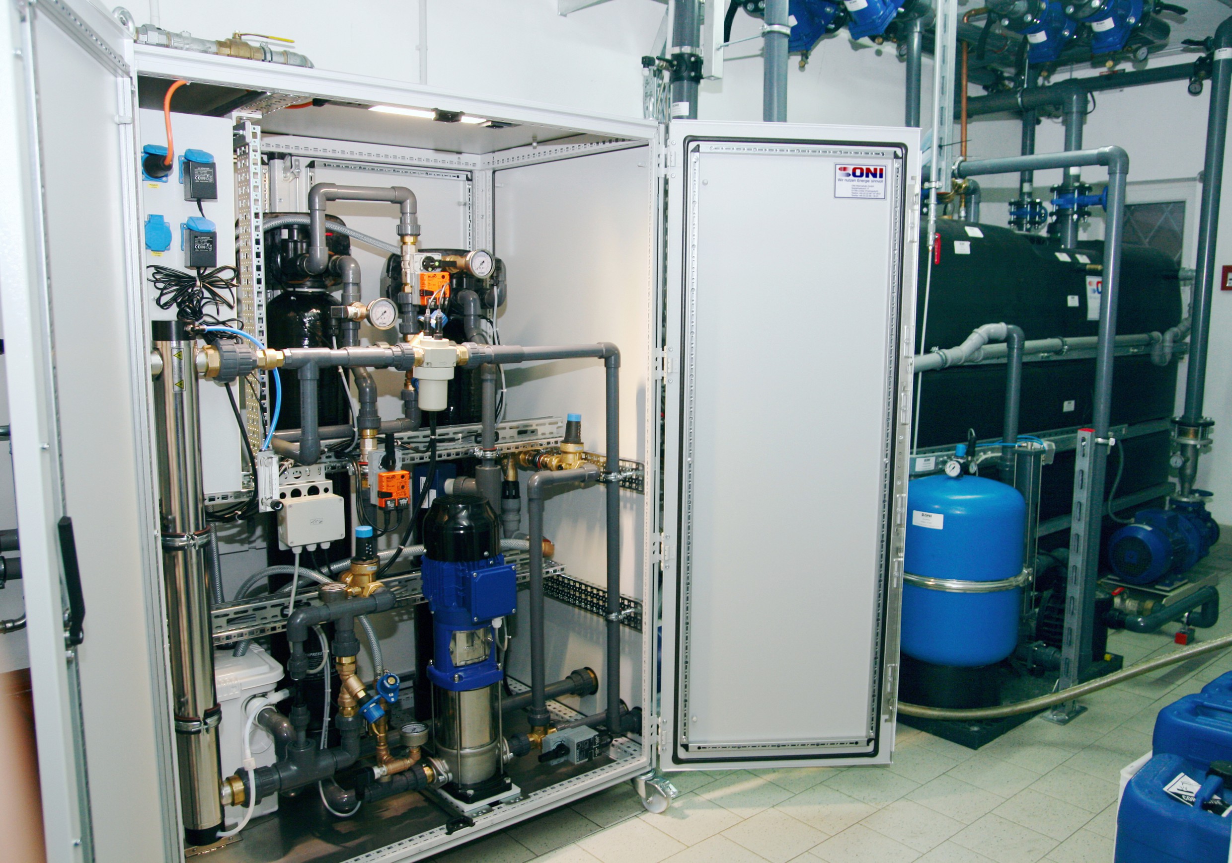 Die Wasseraufbereitungstechnik »AquaClean« von ONI, hier in einer Kundeninstallation, sorgt für hohe Kühlwasserqualität ohne den Einsatz von Bioziden. Alle Bilder: ONI