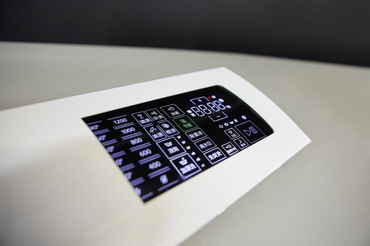 Ein Beispiel für das FIM-Verfahren ist die Produktion interaktiver, flexibler 3D-Displays für Waschmaschinen. Bild: Arburg