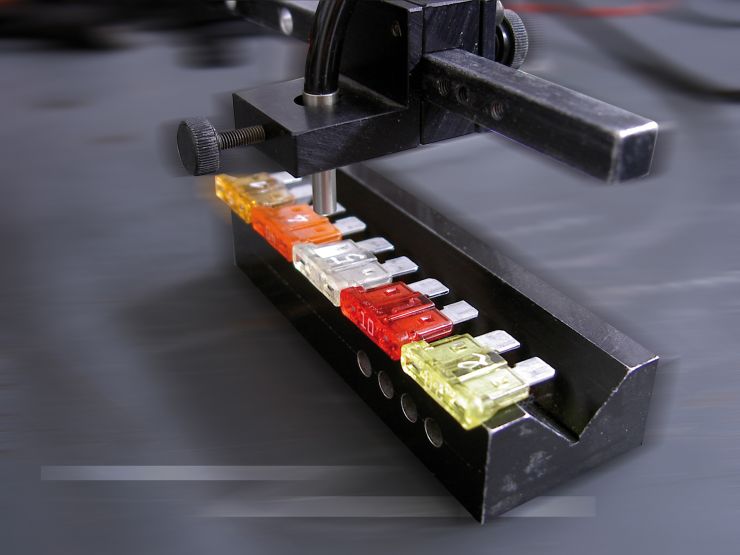 Die Sensoren der Reihe »Colorsensor CFO« sind zur Erkennung minimaler Farbabweichungen konzipiert. Bild: Micro-Epsilon
