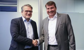 Thomas Wildt (li., CEO Hennecke Group) und Dr. Christof Bönsch (re., CEO Frimo Group) geben die Kooperation bekannt. Bild: Hennecke Group, Frimo Group