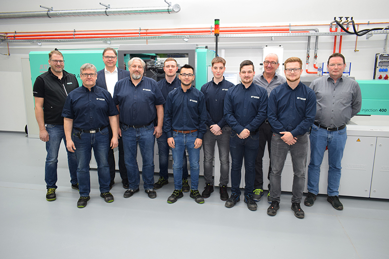 Das Technikum-Team nach der Schulung an den neuen Spritzgießmaschinen von Arburg. Bild: Günther