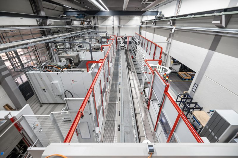 Linear verkettet: Ein Roboter bedient mehrere 5-Achs-Bearbeitungszentren und sorgt so für eine hohe Produktivität und Flexibilität (Bild: Hermle).