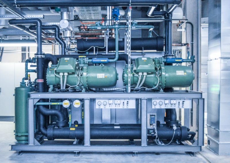 Die insgesamt vier 300-Kilowatt-Kälteanlagen für die Werkzeug- und eine 470-Kilowatt-Anlage für die Hydraulikkühlung sind mit dem HFO-Blend R513A befüllt (Bild: L&R Kältetechnik).
