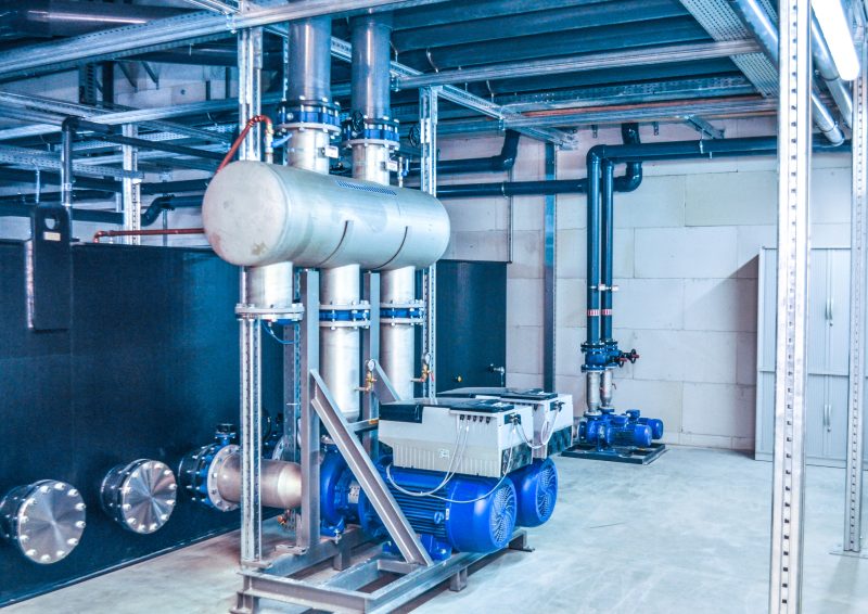 Zu den zahlreichen energiesparenden Konstruktionsmerkmalen der »Ecopro 2.0«-Kälteanlagen gehören bedarfsgerecht regelbare Pumpen (Bild: L&R Kältetechnik).