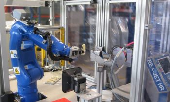 Automation unterstützt die Produktion von Kunststoffkomponenten, an die besondere Anforderungen gestellt werden (Bild: Weiss).