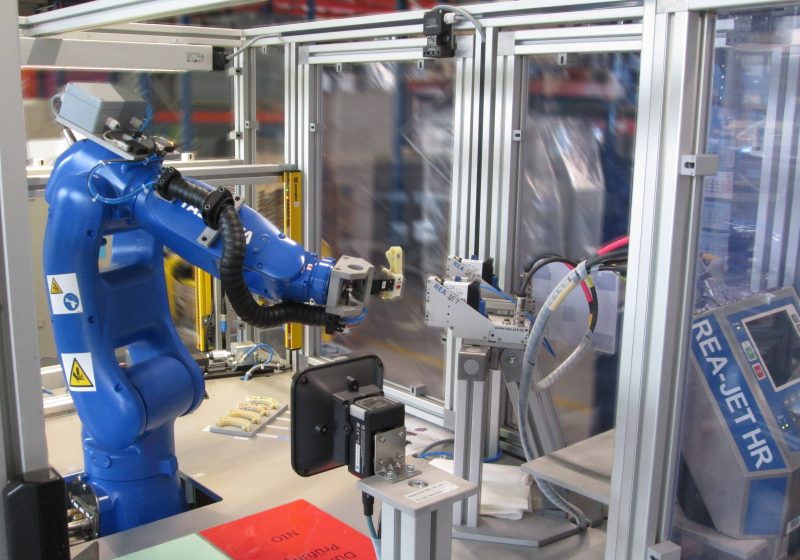 Automation unterstützt die Produktion von Kunststoffkomponenten, an die besondere Anforderungen gestellt werden (Bild: Weiss).