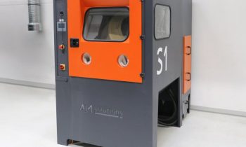 Die neue Strahlanlage von Rösler für das auto-matisierte Entpulvern und Reinigen 3D-gedruckter Kunststoffteile (Bild: Oechsler).