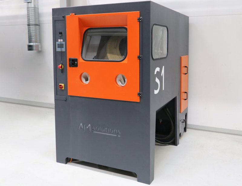 Die neue Strahlanlage von Rösler für das auto-matisierte Entpulvern und Reinigen 3D-gedruckter Kunststoffteile (Bild: Oechsler).
