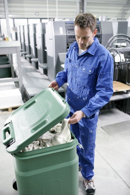 Die wiederverwendbaren Putztücher werden in eigens entwickelten Containern gelagert und transportiert (Bild: Mewa).