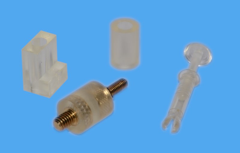 Beispielprodukte für individuelle Spritzgussteile aus dem Hochleistungskunststoff PSU (Bild: Sibalco).