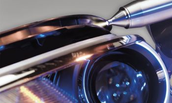 In der Endmontage von Fahrzeugscheinwerfern sorgt die Plasma-Vorbehandlung u. a. für eine zuverlässige Verklebung und sichere Abdichtung der Bauteile (Bild: Plasmatreat).