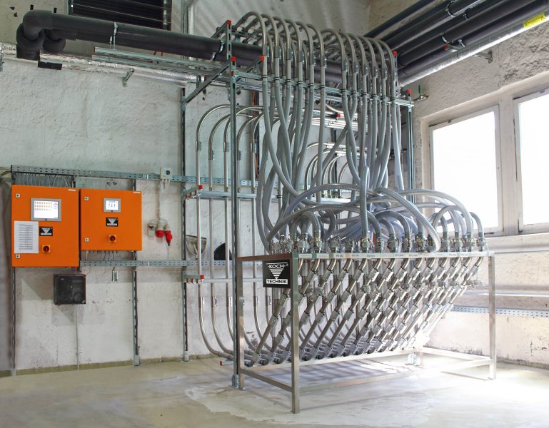 Am Umsteckbahnhof, wo das Granulat direkt den Spritzgießmaschinen zugeordnet wird, ist ein Materialwechsel innerhalb kürzester Zeit möglich (Bild: Koch-Technik).