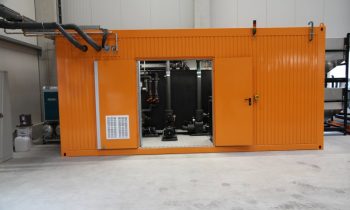 Die Kältetechnik zur Badkühlung wurde in einem Container untergebracht und anschlussfertig angeliefert (Bild: L&R Kältetechnik).