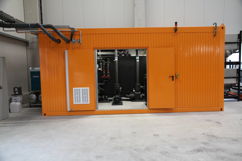 Die Kältetechnik zur Badkühlung wurde in einem Container untergebracht und anschlussfertig angeliefert (Bild: L&R Kältetechnik).