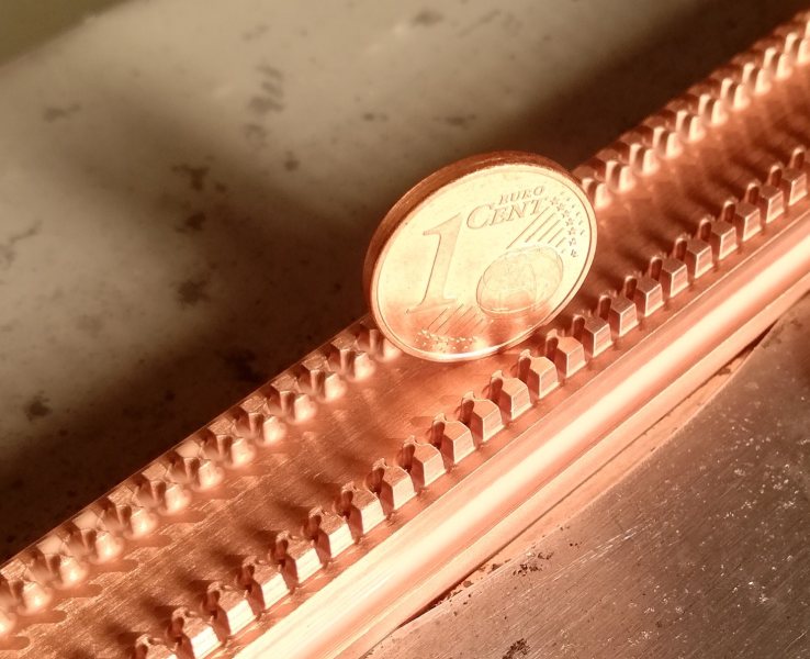 Größenvergleich »PK0«-Elektrode mit Ein-Cent-Münze (Bild: Schott Systeme).