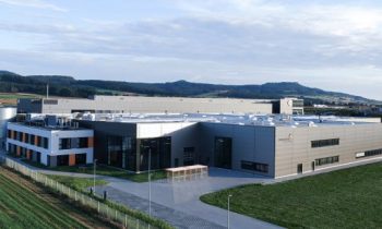 Blick auf das neue Produktionsgebäude (Bild: Lifocolor).