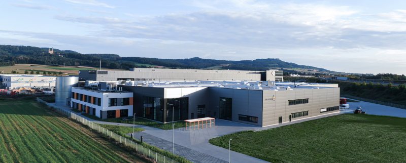 Blick auf das neue Produktionsgebäude (Bild: Lifocolor).
