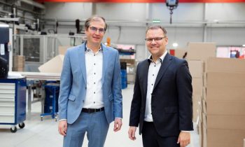 Jonathan Franke, kaufmännischer Geschäftsführer der enesty GmbH (li.) und Mirko Jurke, Jurke Engineering GmbH (Bild: L&R).