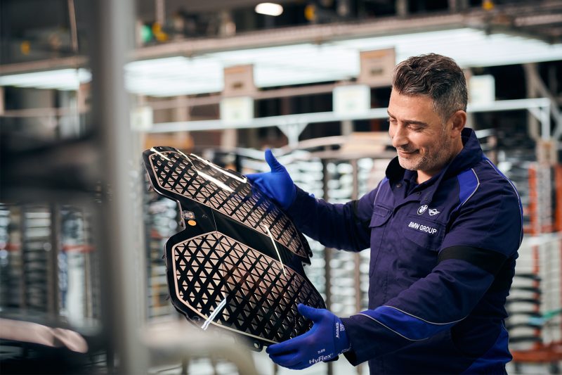 Die Nieren für den neuen BMW iX werden in einer hochintegrierten Reinraumproduktionszelle hergestellt (Bild: Engel).