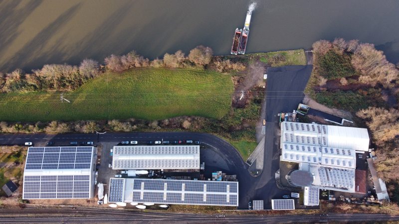 Mit der neuen Halle 6 (li.) verfügt das Unternehmen über eine Hallenfläche von 6800 m² für das Sortieren und Vermahlen von Produktionsresten aus der Kunststoffindustrie (Bild: Krall Kunststoff-Recycling)