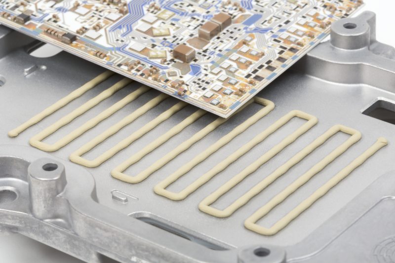 Wärmeleitende silikonbasierte Gap-Filler optimieren den Wärmetransport zwischen einer elektronischen Schaltung und dem Kühlkörper (Bild: Wacker).