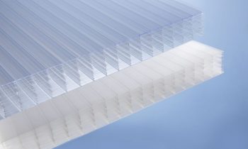 Für die Stegplatten garantiert der Hersteller 10 Jahre Witterungs- und Hagelbeständigkeit (Bild: Exolon Group).