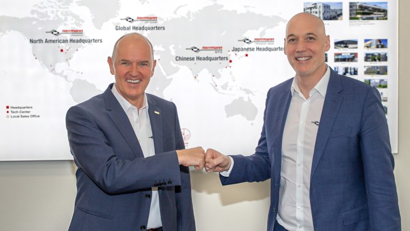 CEO Thomas Herrmann (li.) übergibt André Deponte die Leitung der globalen Headquarters (Bild: Herrmann Ultraschall).