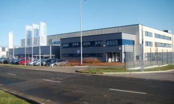 Einer von zwei Produktionsstandorten ist Györ in Ungarn (Bild: Weiss Kunststoffverarbeitung).
