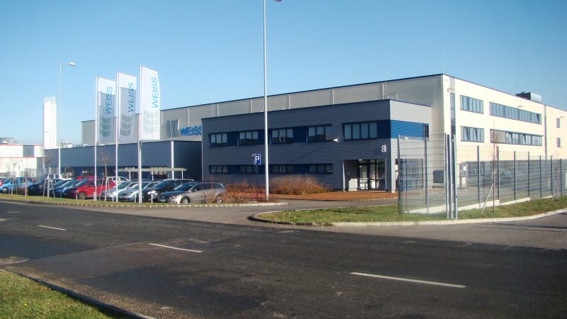 Einer von zwei Produktionsstandorten ist Györ in Ungarn (Bild: Weiss Kunststoffverarbeitung).