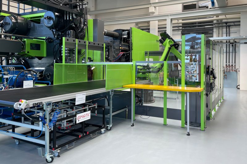 Am Beispiel dieser Spritzgießmaschine wird die Technologie der Firmengruppe gezeigt, so auch Greifer und Vakuumtechnik (Bild: Gimatic).