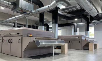 Die Siebdruckmaschinen produzieren dank technischem Raum-Luftkonzept unter vollklimatisierten Sauberraumbedingungen (Bild: ESC).