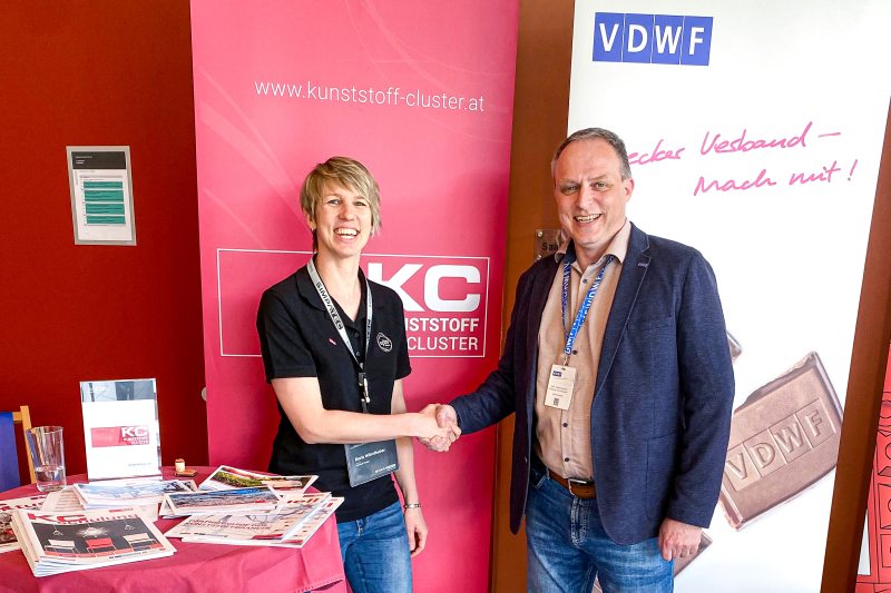 Doris Würzlhuber (li.) vom Kunststoff-Cluster und VDWF-Geschäftsführer Ralf Dürrwächter (Bild: VDWF).