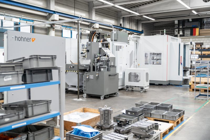 Hohner Maschinenbau musste seine Fertigungshalle neu strukturieren, um Platz für die CNC-Maschinen und die Roboterautomation zu schaffen (Bild: Hermle).