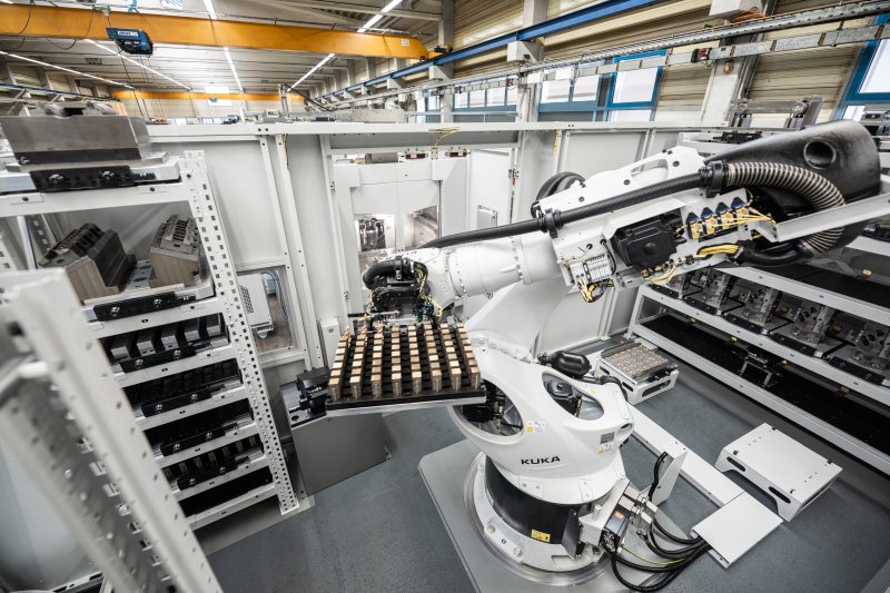 Der Roboter bestückt zuverlässig die beiden 5-Achs-Bearbeitungszentren − auch in den personenlosen Schichten (Bild: Hermle).