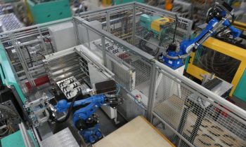 Dank 6-Achs-Roboter können 2K-Bauteile auf zwei 1K-Spritzgießmaschinen effizient gefertigt werden (Bild: Weiss Kunststoffverarbeitung).
