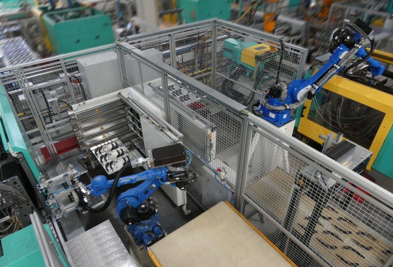 Dank 6-Achs-Roboter können 2K-Bauteile auf zwei 1K-Spritzgießmaschinen effizient gefertigt werden (Bild: Weiss Kunststoffverarbeitung).