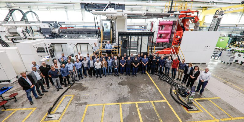 Zur Abnahme der ersten Maschine traf sich das gesamte Projektteam aus Österreich und USA mit Vertretern von Infiltrator im Werk St. Valentin (Bild: Engel).