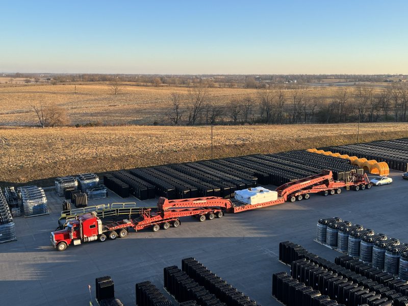Für viele der Maschinenkomponenten wurden Spezialtransporter benötigt. Das Bild zeigt eine der 117 t schweren festen Aufspannplatten bei der Ankunft im Infiltrator Werk in Kentucky (Bild: Engel).