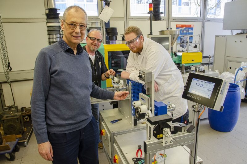 Laborleiter Prof. Dr. Reinhard Lorenz (li.) will mit der Anlage die Hochschule mit Filament versorgen und sieht in ihr auch großes Potenzialfür die eigene Forschung in der Kunststofftechnologie (Bild: FH Münster/Frederik Tebbe).