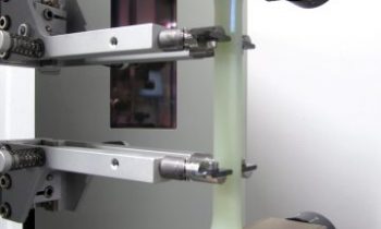 Die Standardprüfmaschine von ZwickRoell beherrscht die neue Prüfmethode für thermoplastische Kunststoffe (Bild: SKZ).