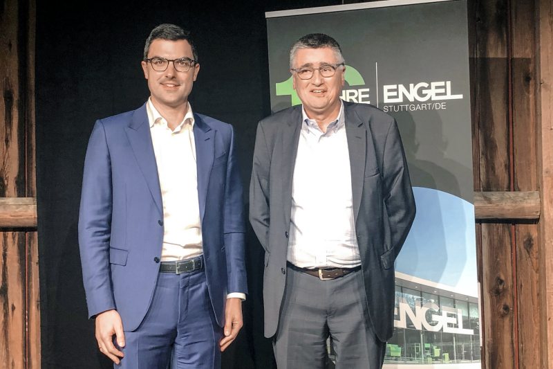 Dr. Stefan Engleder (li.), CEO der Engel-Gruppe, und Claus Wilde, Geschäftsführer von Engel Deutschland am Standort Stuttgart (Bild: Engel).