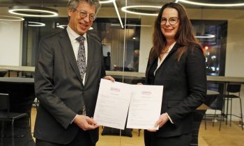 GKV-Präsidentin Dr. Helen Fürst und HDH-Präsident Johannes Schwörer bei der Unterzeichnung der Initiative Ende 2022 (Bild: HDH).