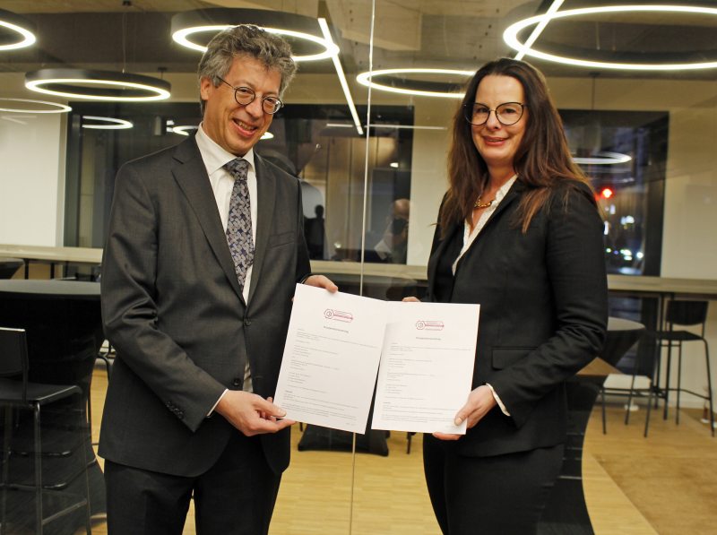 GKV-Präsidentin Dr. Helen Fürst und HDH-Präsident Johannes Schwörer bei der Unterzeichnung der Initiative Ende 2022 (Bild: HDH).