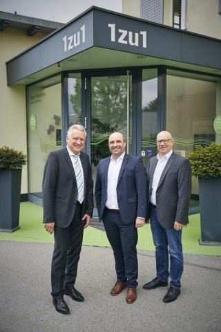 Mit Übergabe der Geschäftsführung durch die beiden Gründer Wolfgang Humml (li.) und Hannes Hämmerle (re.) an den langjährigen Vertriebsleiter Thomas Kohler stellt das Unternehmen die Weichen für die Zukunft (Bild: 1zu1).