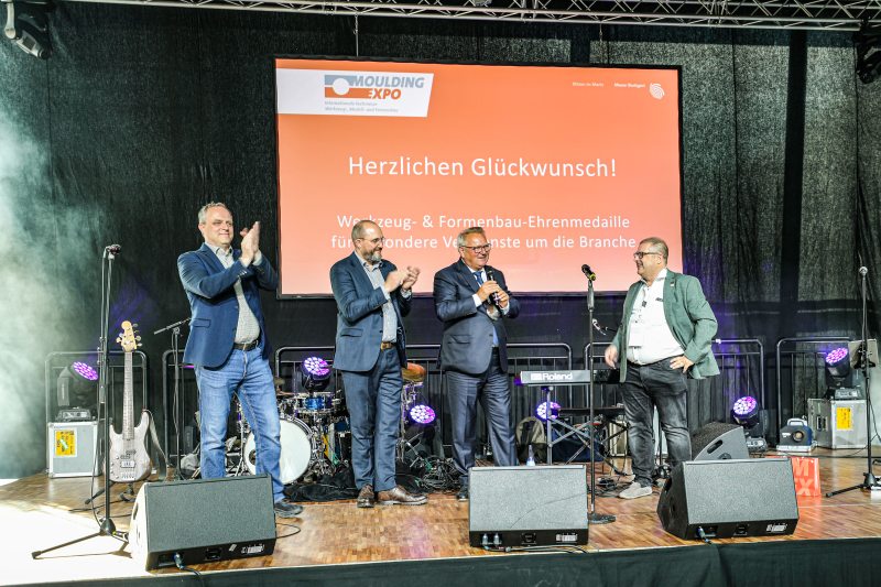 Die Werkzeug- & Formenbau-Ehrenmedaille ging in diesem Jahr an Günter Hofmann (dritter von links; Bild: Landesmesse Stuttgart).