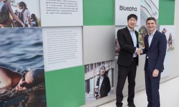 Teng Li (li.) und Thomas Philipon in der Ausstellungshalle der Bluepha-PHA-Bioraffinerie (Bild: TotalEnergies Corbion).