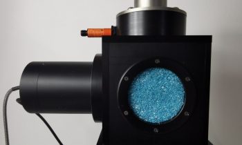 Die Granulatmesskammer mit angeschlossenem Messkopf wird automatisch mit Kunststoffgranulat aus dem Prozess befüllt (Bild: ColorLite).