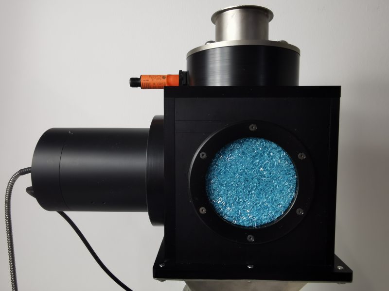 Die Granulatmesskammer mit angeschlossenem Messkopf wird automatisch mit Kunststoffgranulat aus dem Prozess befüllt (Bild: ColorLite).