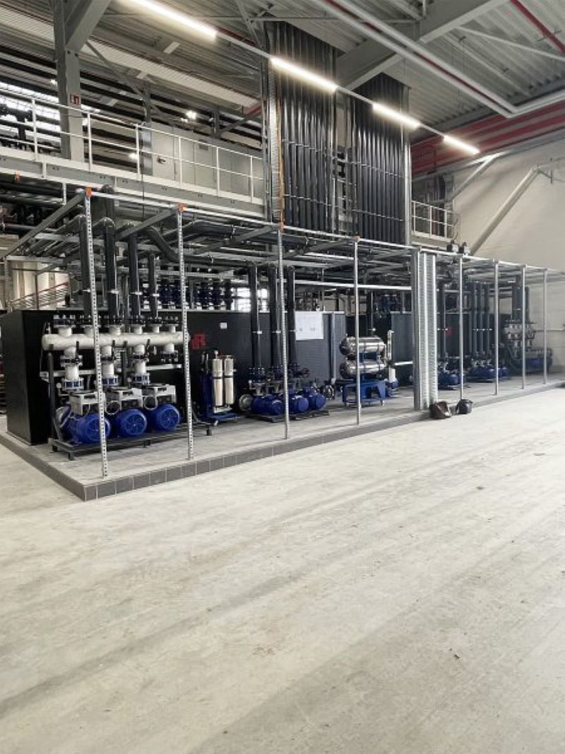 Im neuen Werk von Craemer stellen drei Kältemaschinen mit einer Kälteleistung von jeweils 500 Kilowatt 12 Grad Celsius kaltes Kühlwasser für die Werkzeugkühlung bereit (Bild: L&R).