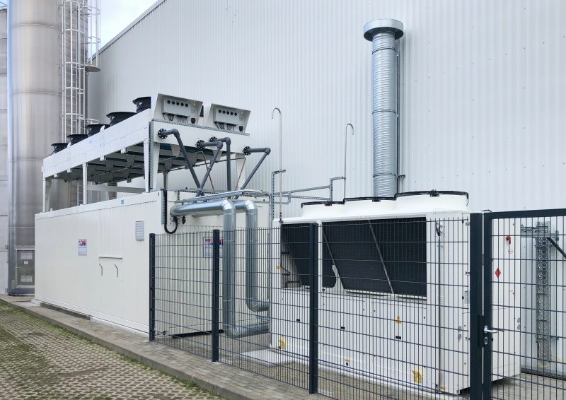Zweikreis-Containerkühlanlage mit einer glykolfreien, automatisch leerlaufenden Freikühlerdoppeleinheit. Im Sommerbetrieb liefert sie die Kühlenergie für die Maschinen und in der Übergangs-/Winterzeit übernimmt sie die Arbeit der Kältemaschine (Bild: ONI).